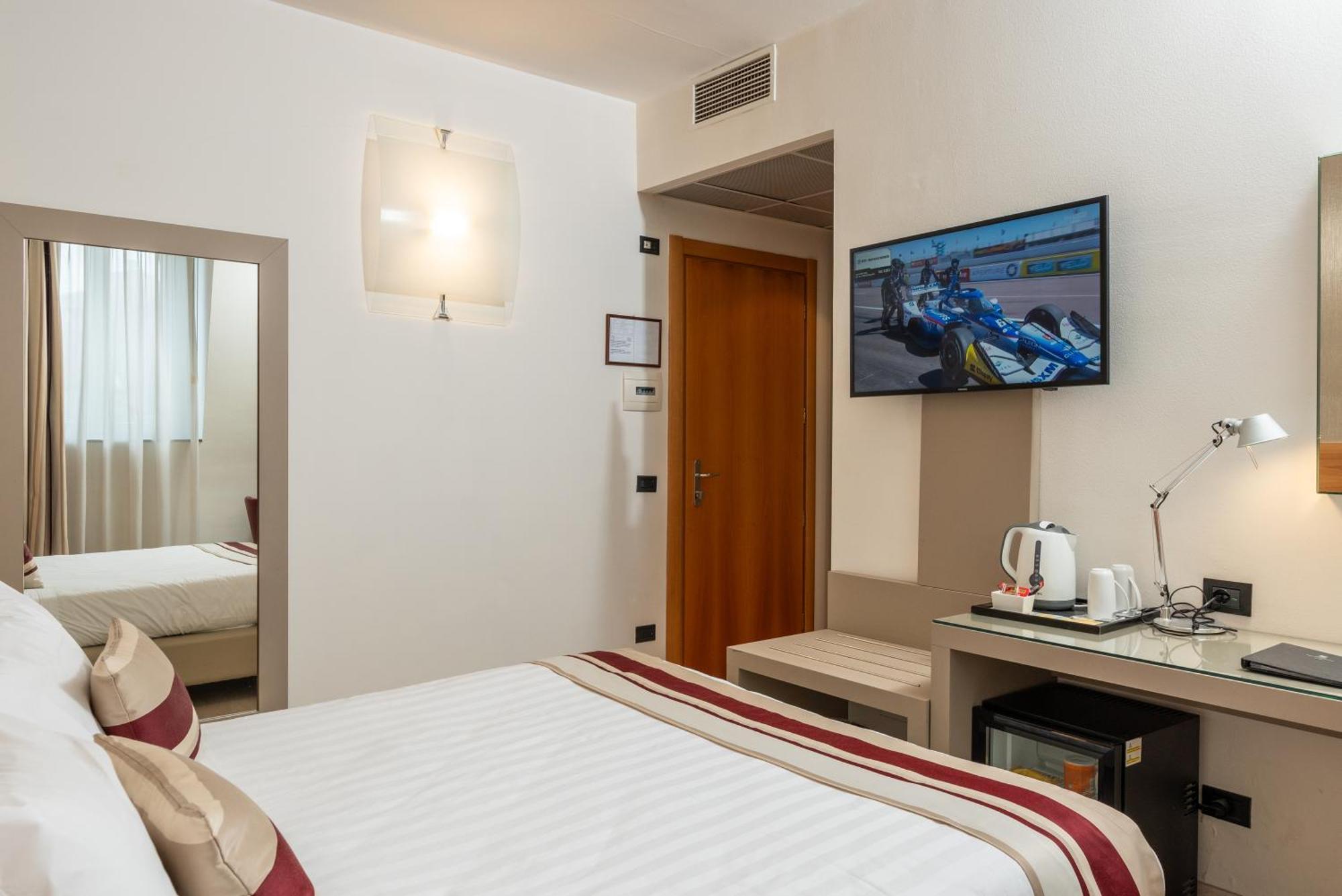 Hotel Royal Falcone Monza Bagian luar foto